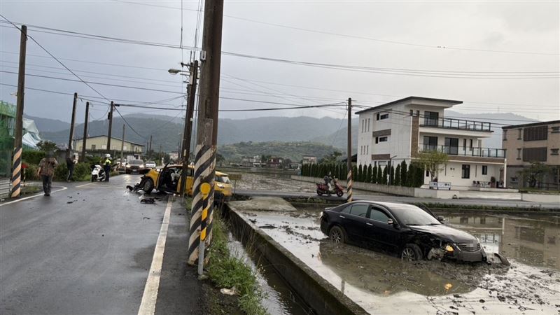 宜蘭小黃、轎車相撞墜水田　駕駛乘客4傷