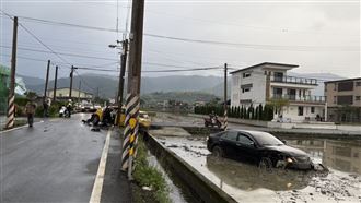 宜蘭小黃、轎車相撞墜水田　駕駛乘客4傷