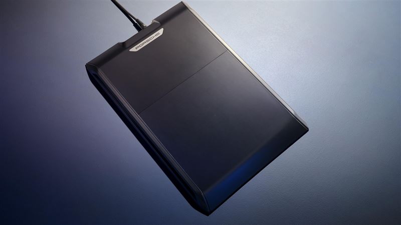 充電板內建 Wi-Fi，只要車子靠近就會自動連線，準備充電。（圖／PORSCHE提供）