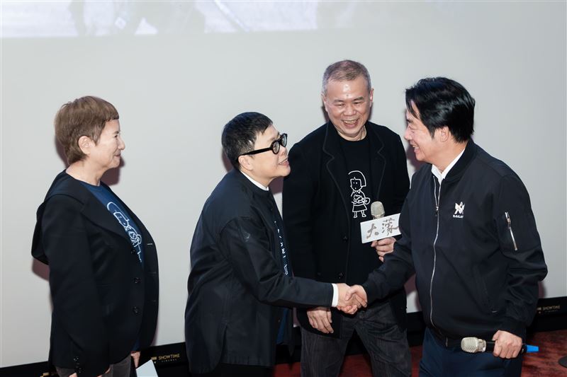 總統賴清德(右起)和《大濛》導演陳玉勳、監製葉如芬、監製李烈致意。（圖／牽猴子提供）