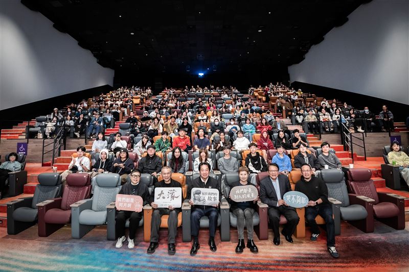 總統賴清德前往電影院觀賞電影《大濛》。（圖／牽猴子提供）