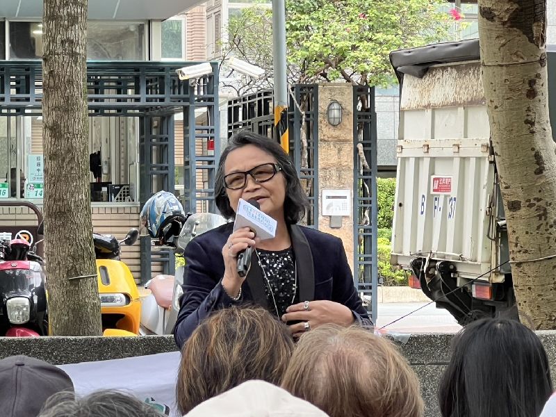 交通部明年5月起將實施高齡換照新制，71歲的代言人沈文程22日現身活動就喊將「第一個報到！」（圖／中央社）