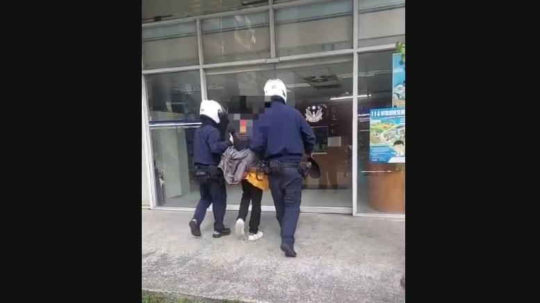 顏男疑因吸食毒品、情緒不穩定，竟持鐵棍於路上隨機攻擊。（圖／翻攝畫面）