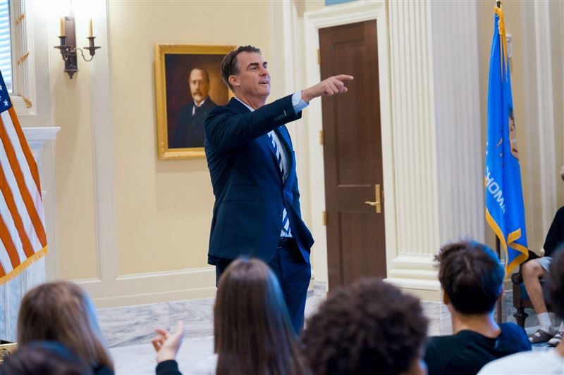 美國奧克拉荷馬州州長史迪特。美國與中國雖然已宣布貿易休兵，但雙方的貿易緊張仍深深影響美國地方政治，奧州州長史迪特21日即直言，要他歡迎中國投資，實在強人所難。（圖／翻攝自X平台 @GovStitt）