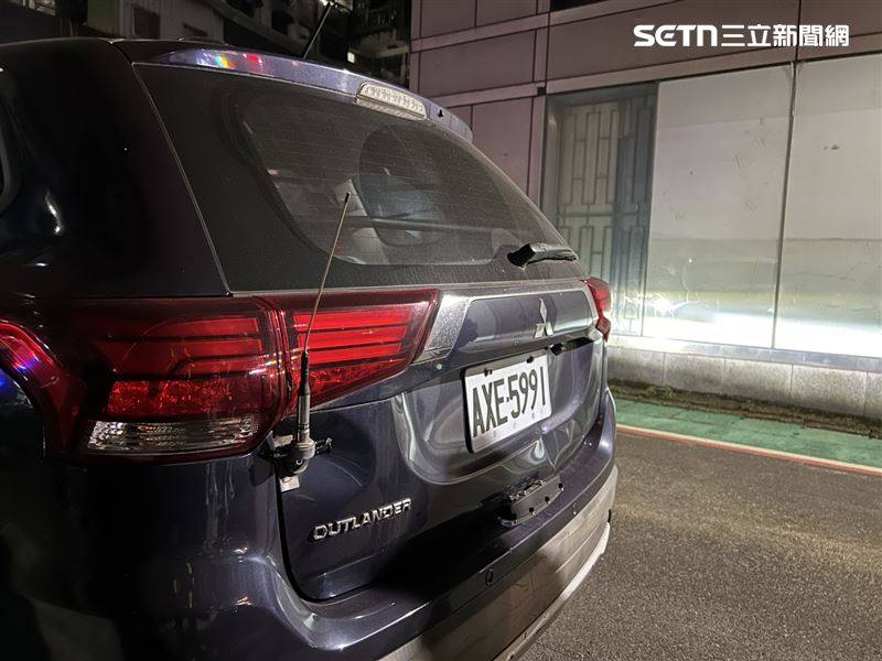 北市楊男酒後破壞警車。（圖／翻攝畫面）