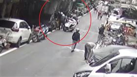 新北,三重,毒蟲,隨機傷人,鐵棍,壓制,毒品。（圖／翻攝畫面）