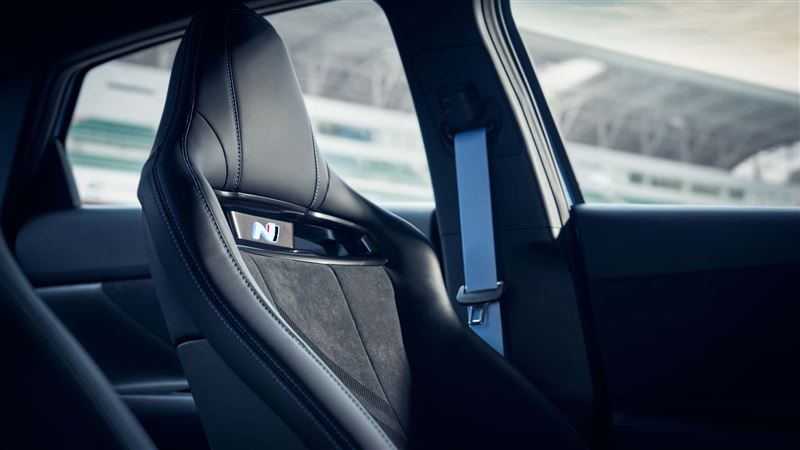 內裝配備賽車座椅與藍色安全帶。（圖／翻攝Hyundai網站）