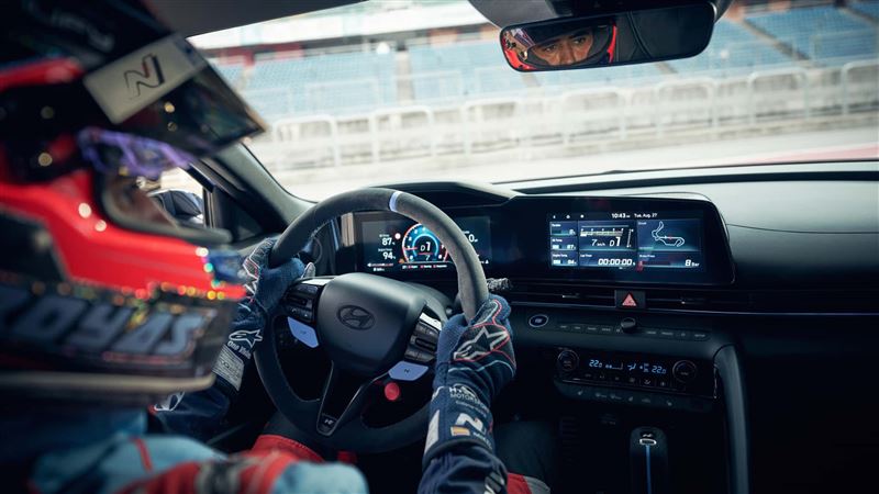 採用Alcantara方向盤、N字樣飾板以及象徵N部門的性能藍點綴。（圖／翻攝Hyundai網站）