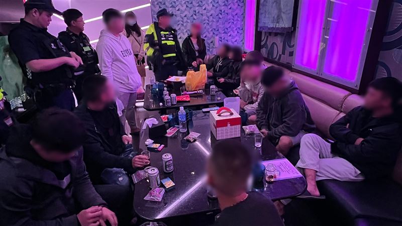 4名男子在KTV「推筒子」賭博，遇上警方臨檢12人通通被帶回。（圖／翻攝畫面）