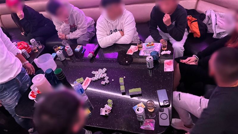 KTV慶生4男「推筒子」！遇上警方臨檢糗了