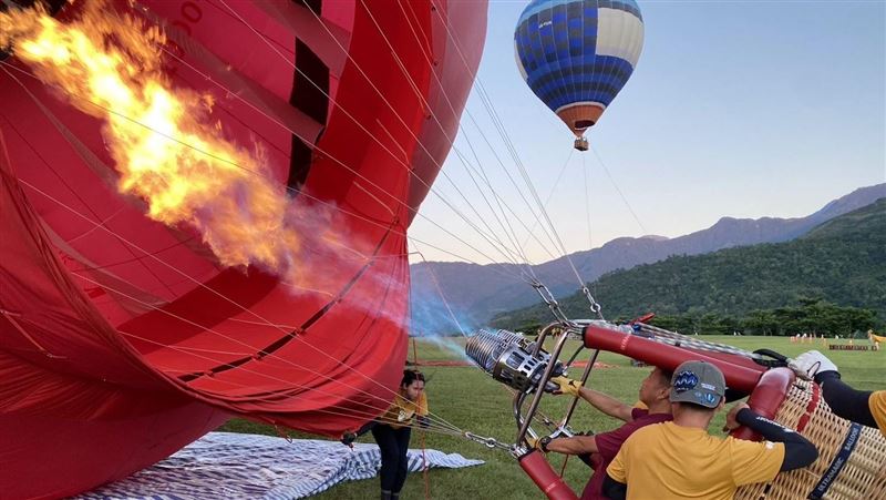 年薪上看80萬！台東招「熱氣球飛行員」