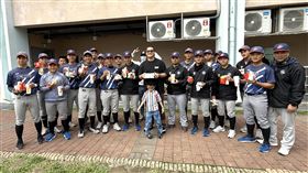 張育成現身黑豹旗送麥當勞替興大附農學弟加油。（圖／中央社）