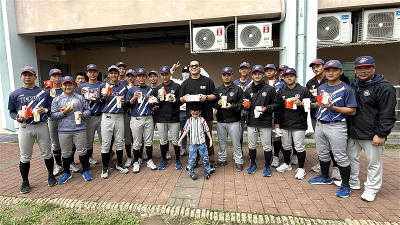 張育成現身黑豹旗　請興大附農學弟麥當勞