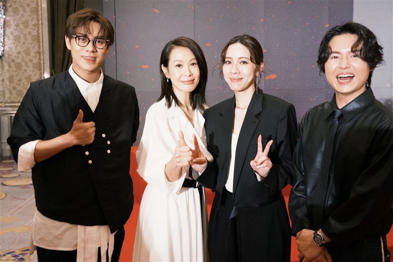 告五人同框準影后劉若英。左起雲安、犬青、哲謙。（圖／相信音樂提供）