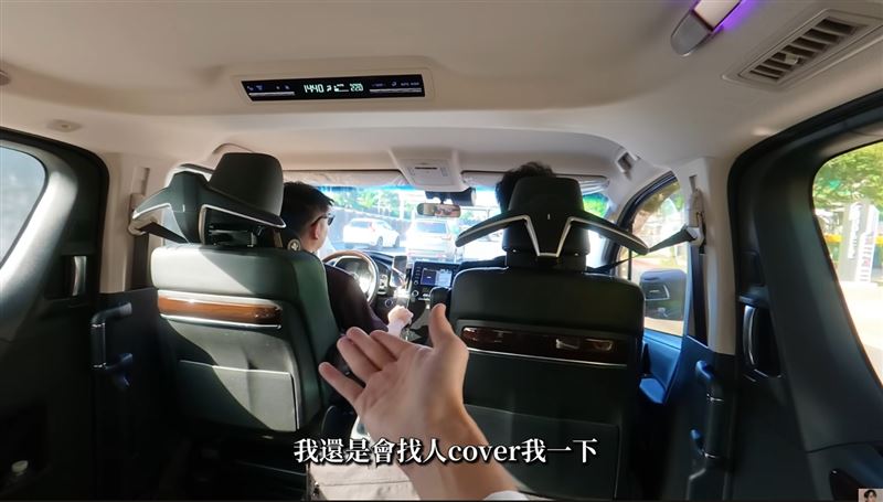 Andy老師走鐘獎請保鑣陪同。（圖／翻攝自YouTube）