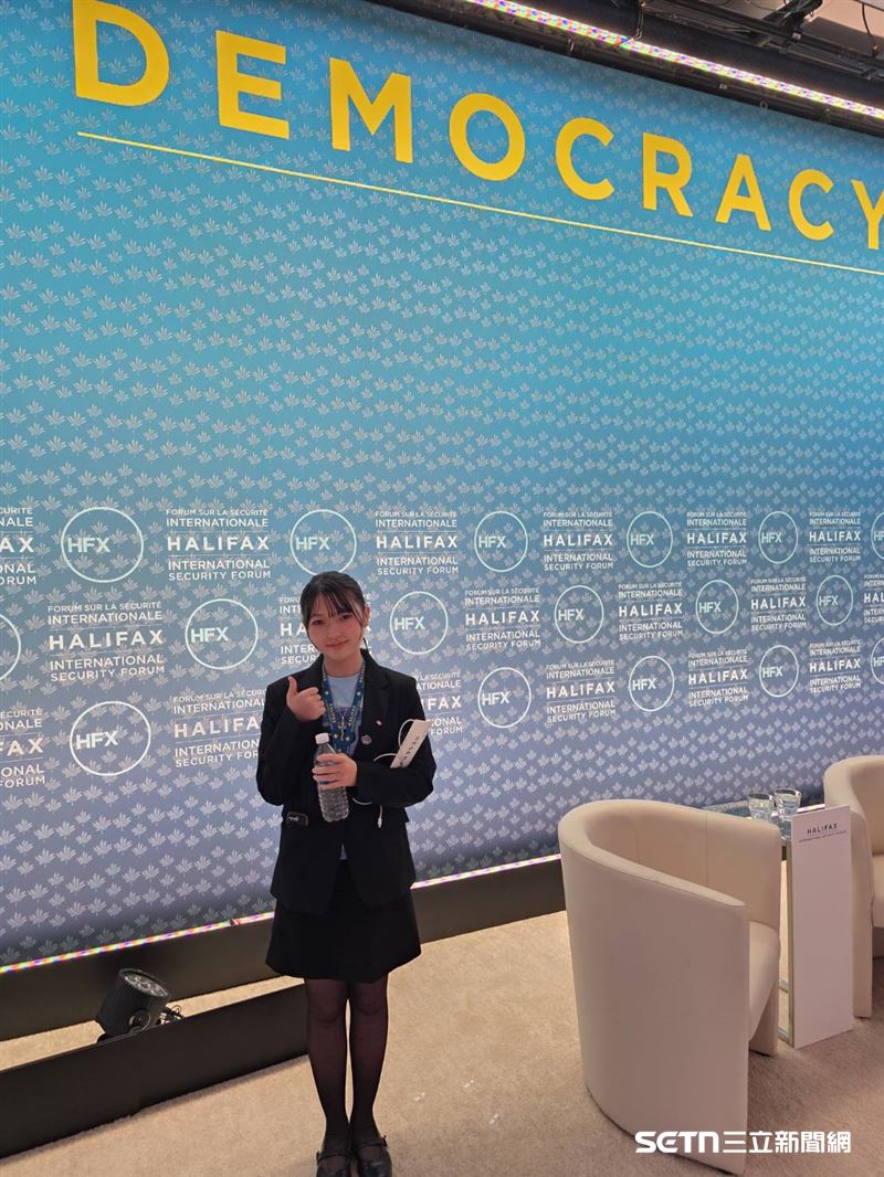 就讀台中新民高中一年級的三芯蘋（Marilyn San），她在全球眾多優秀青年中脫穎而出，榮獲「哈利法克斯國際安全論壇」所舉辦的 15@15: Youth Building Democracy（青年建設民主競賽） 獎項，全球僅5名青年獲獎。（圖／受訪者提供）