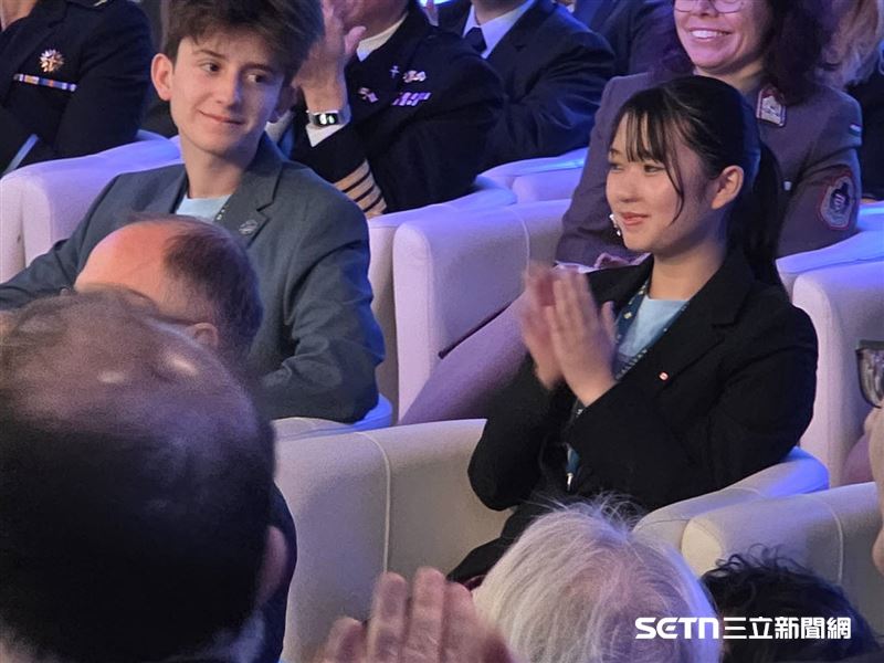 台灣女孩三芯蘋，以年僅15、16歲的年紀，出席2025年第17屆「哈利法克斯國際安全論壇」，勇敢站上國際舞台，展現出超乎年齡的成熟與自信，向世界傳遞台灣青年的聲音與觀點，讓國際社會看見台灣年輕世代的智慧、創意與責任感。（圖／受訪者提供）