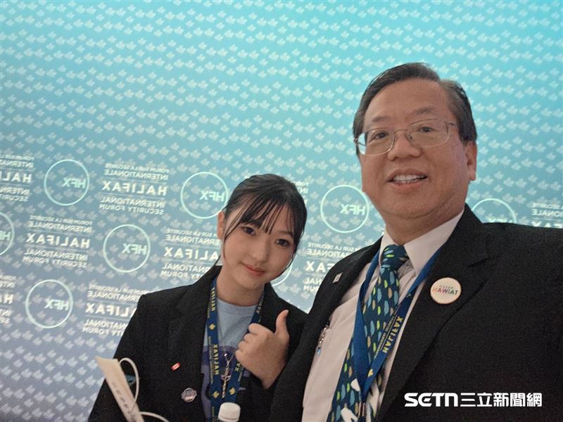 國內唯一獲邀出席的非政府組織（NGO）Hello Taiwan 執行長江明信表示，看到三芯蘋年紀輕輕卻能在國際舞台上自信發言、深入交流，他感到既驚艷又欣慰。他讚賞三芯蘋不僅具備成熟的思維與洞察力，更能以自己的行動與作品，向世界傳遞台灣青年的聲音與理念。江明信表示：「三芯蘋展現了台灣青年的智慧與勇氣，她的努力讓世界看見台灣的聲音，也為更多年輕人樹立了榜樣。」（圖／受訪者提供）