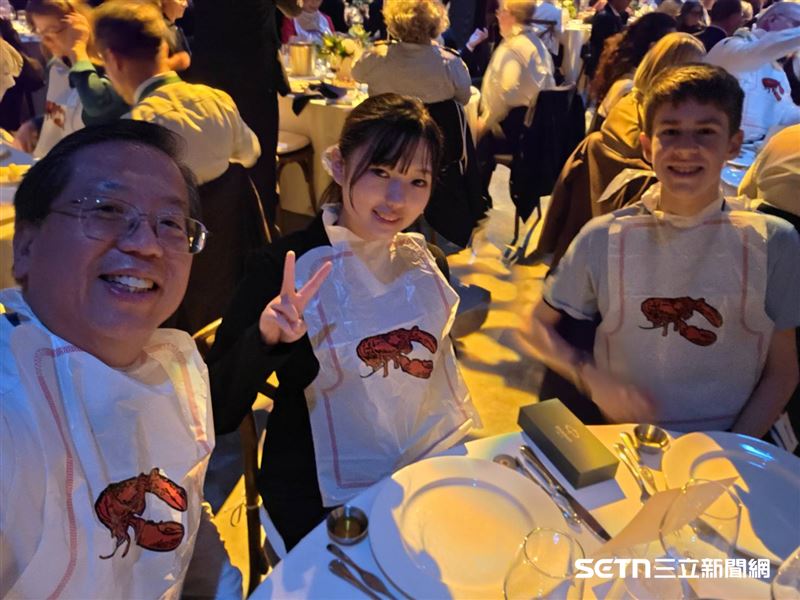 三芯蘋與其他4名得獎青年同桌用餐並交流，這些青年分別是：來自義大利的Niccol&ograve; Bozzo、烏克蘭Diana Gerasymenko、厄瓜多Nicol&aacute;s Castillo Guerra，以及紐西蘭的Tim Ion Max Sol。Hello Taiwan執行長江明信表示，當得知有台灣孩子獲獎時，他不僅感到非常感動，也特別透過管道了解三芯蘋的背景。在論壇期間，他更親自與三芯蘋交流，並選擇坐在她旁邊，除了希望給她在國際場合中一份熟悉與支持，也希望讓這位年紀輕輕的台灣青年能更自在地展現自我，勇敢與世界交流，充分發揮她的潛力。江明信讚賞地說，三芯蘋的表現不僅令人驕傲，也展現了台灣青年在國際舞台上的自信與活力。（圖／受訪者提供）