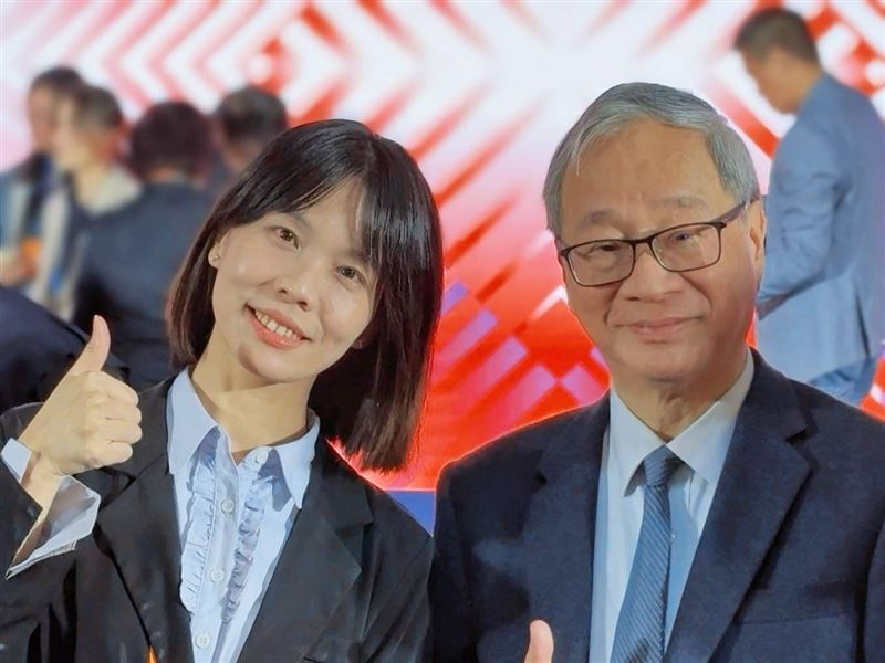 麗富康受獎代表與文化部長李遠開心合影。（圖/麗富康國際提供）