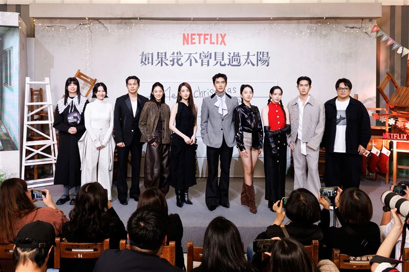 Netflix《如果我不曾見過太陽》聖誕約定同樂會，左起：姚淳耀、江齊、柯佳嬿、曾敬驊、李沐、程予希、石知田。（圖／Netflix提供）