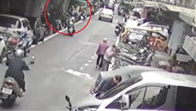 新北,三重,隨機傷人,毒蟲,毒品,安全帽,7旬嬤。（圖／翻攝畫面）