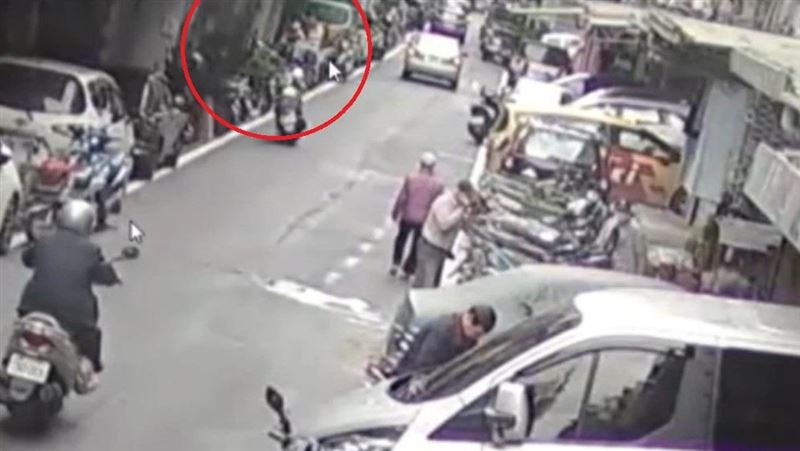 顏男疑因吸食毒品失控，隨機揮拳攻擊一名77歲的老婦（紅圈處）。（圖／翻攝畫面）