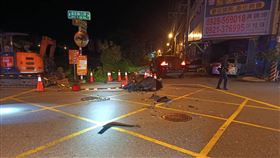 花蓮吉安鄉日前發生一起車禍，一名莊姓海巡士兵（20歲）騎機車行經北昌一街時，疑因煞車失控自摔，莊男滑進前方一輛BMW車底遭輾過，經送醫急救20多天後傷重不治，路口監視器拍下驚悚瞬間。