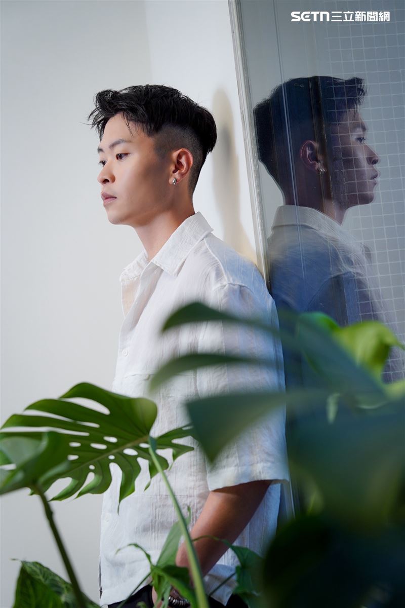 創作歌手LINION接受專訪分享自己的演藝故事。(圖/記者趙于瑩攝影)