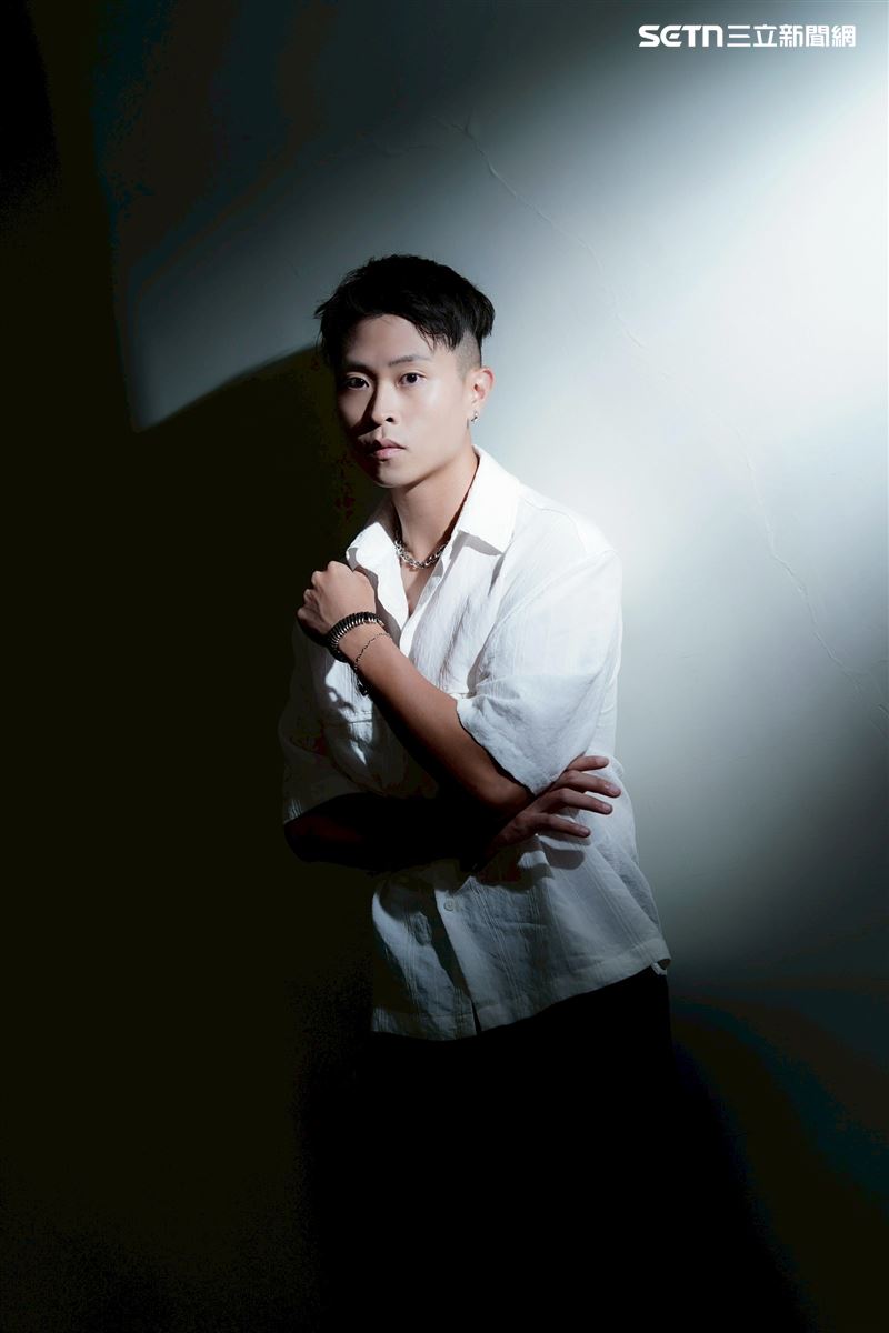 創作歌手LINION接受專訪分享自己的演藝故事。(圖/記者趙于瑩攝影)