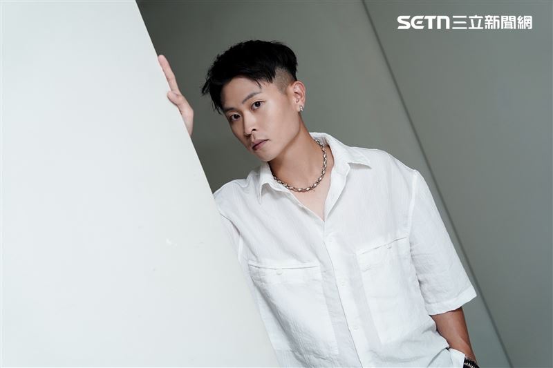 創作歌手LINION接受專訪分享自己的演藝故事。(圖/記者趙于瑩攝影)