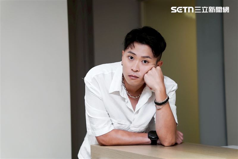 創作歌手LINION接受專訪分享自己的演藝故事。(圖/記者趙于瑩攝影)