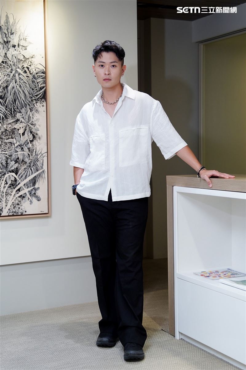 創作歌手LINION接受專訪分享自己的演藝故事。(圖/記者趙于瑩攝影)