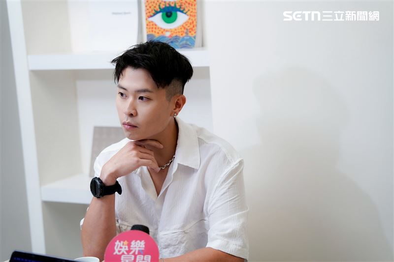 創作歌手LINION接受專訪分享自己的演藝故事。(圖/記者趙于瑩攝影)