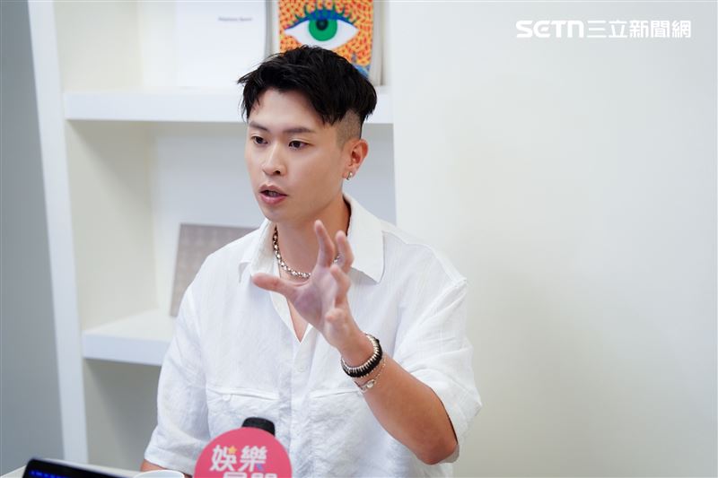 創作歌手LINION接受專訪分享自己的演藝故事。(圖/記者趙于瑩攝影)