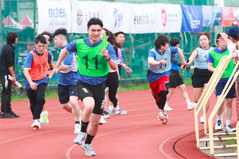 最受同仁歡迎的3200公尺永續接力賽在富邦集團董事長蔡明忠鳴槍後起跑，熱血點燃田徑場賽道。（圖／富邦提供）