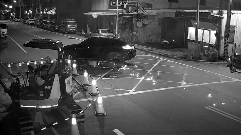 莊男滑進前方一輛BMW車底遭輾過。（圖／翻攝畫面）