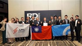 全球百大科技研發獎於美西時間20日舉行頒獎典禮，經濟部支持的法人與新創團隊於現場合影。（圖／興采集團提供） 