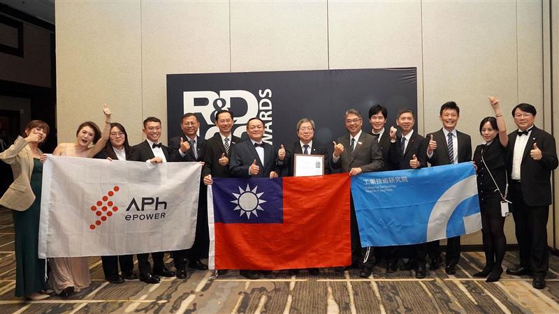 全球百大科技研發獎於美西時間20日舉行頒獎典禮，經濟部支持的法人與新創團隊於現場合影。（圖／興采集團提供）