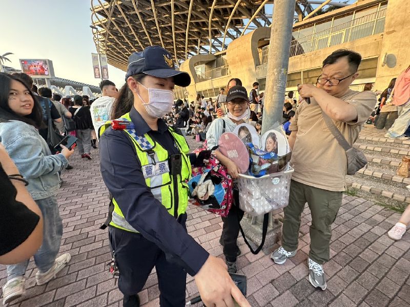 台灣成員周子瑜所屬韓團TWICE於22日起一連2天在高雄國家體育館（世運主場館）開唱，首日午後萬名粉絲陸續湧入會場，警方動員維安，並在周邊加強取締違規攤販