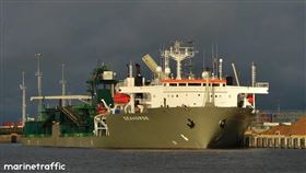 遭美國軍艦擋道，被迫轉向無法駛往委內瑞拉的俄國油輪「海馬」號。（圖／翻攝自X平台 @visegrad24）