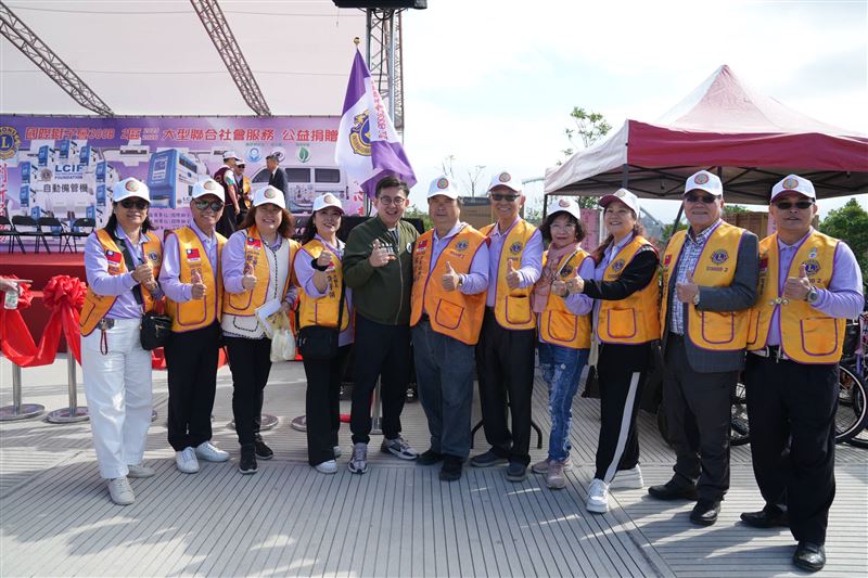 國際獅子會捐贈三峽恩主公醫院11台備管機、視力設備巡迴車，新北市議員卓冠廷（左5）表示，很高興成為此次民間捐贈的推手之一。（圖／卓冠廷議員辦公室提供）
