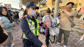 TWICE高雄開唱　警方周邊取締違規攤販台灣成員周子瑜所屬韓團TWICE於22日起一連2天在高雄國家體育館（世運主場館）開唱，首日午後萬名粉絲陸續湧入會場，警方動員維安，並在周邊加強取締違規攤販。中央社記者林巧璉攝　114年11月22日