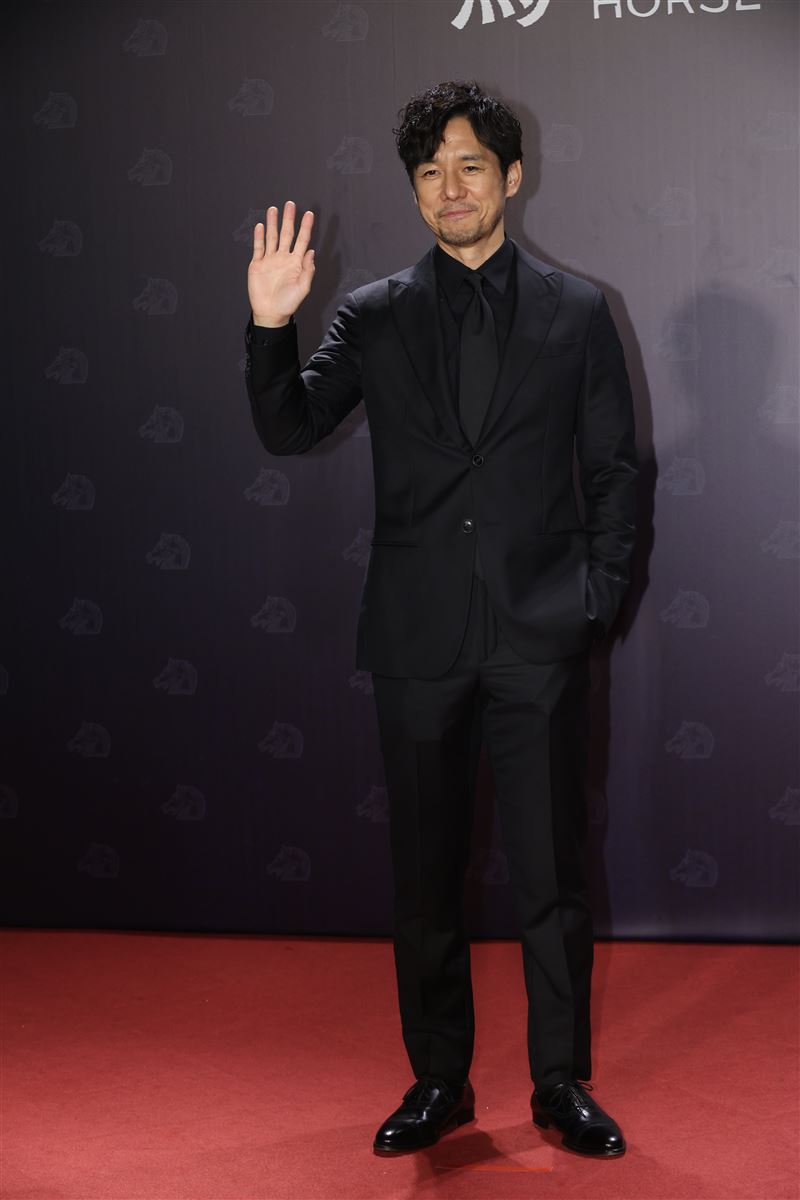 西島秀俊勁黑西裝現身。（圖／記者鄭孟晃、趙于瑩攝影）