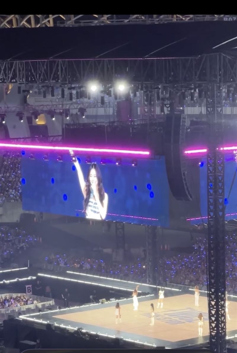 TWICE演唱會，採360度舞台。（圖／讀者提供）