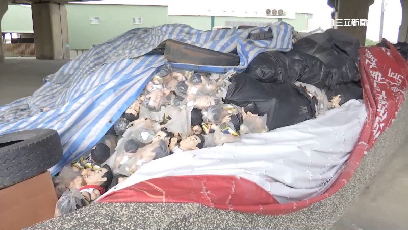 大量馬英九公仔堆積在橋下