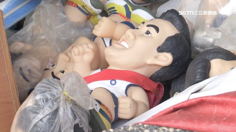 獨／昔瘋馬英九公仔　今絕版品堆滿橋下