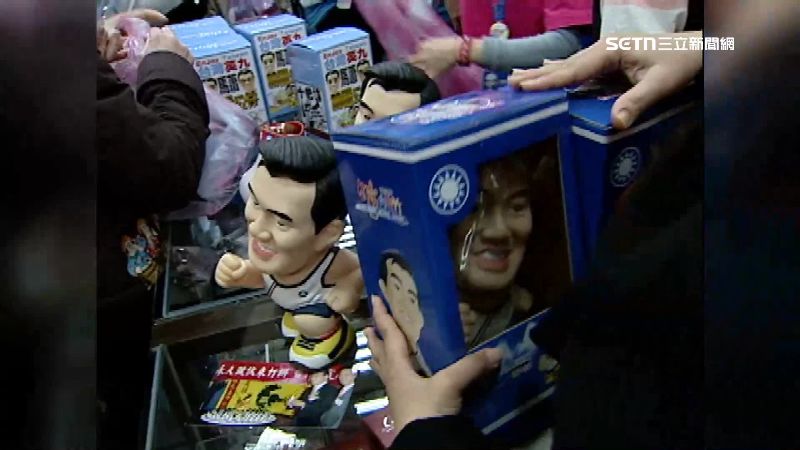 2008年發行的馬英九就職紀念公仔存錢筒