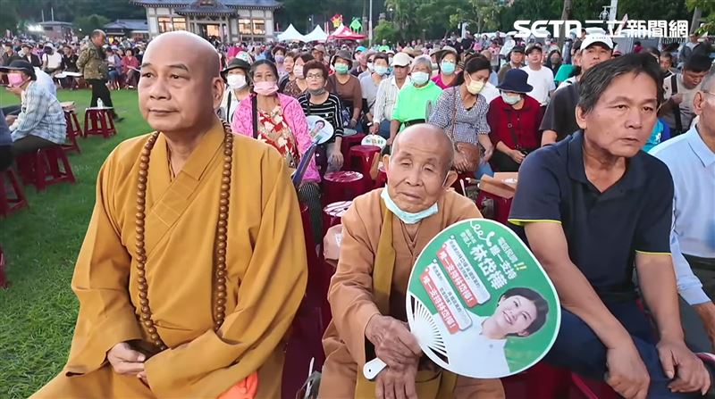 現場喊出2萬人到場支持，連出家人也現身。（圖／翻攝畫面）