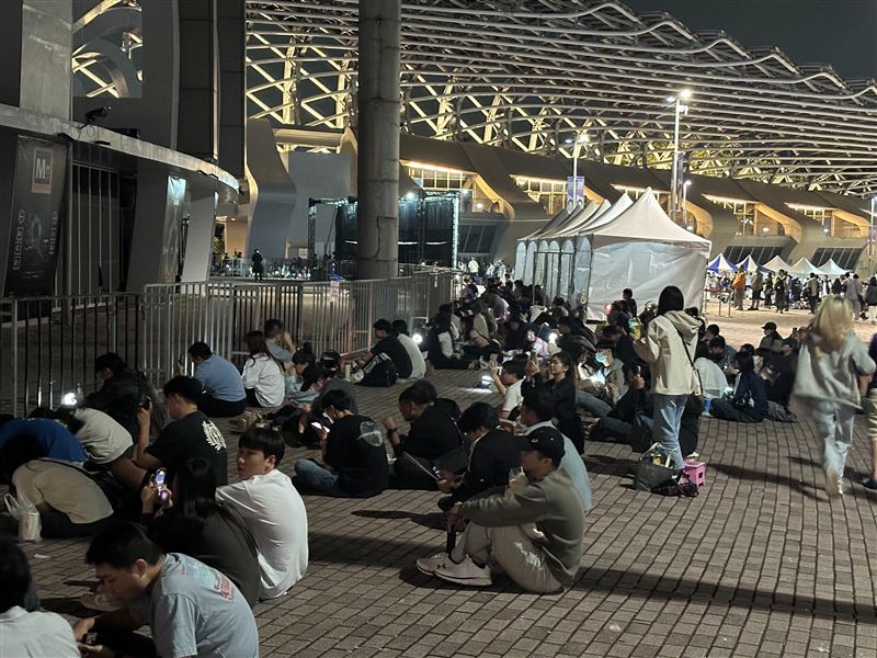 大批粉絲聚集場外聽音漏。（圖／讀者提供）